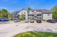 Condo overlooking Pond - Balcony