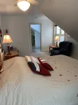 Point Beach Guest House - Large, comfortable & quiet. Large yard. Near beach! - 4-Star