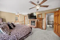 Amazing & A Party BARN… Hot Tub, PL TBl, Png Png, & Arcade!  Access to Pools! - balcony