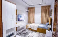 6 Bedroom Mansion in Lekki Phase 1 - Vila