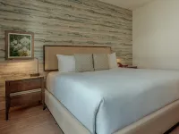 Iberostar Waves Miami Beach Hotels near نصب الهولوكوست التذكاري