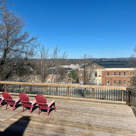 Cozy 3-bedroom cottage right off campus with stunning view of Radford University