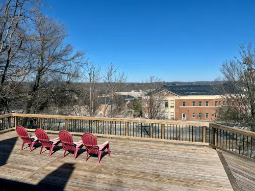 Cozy 3-bedroom cottage right off campus with stunning view of Radford University - WiFi
