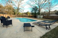Charming 4-bedroom house with Private Pool near Savannah - Homestays