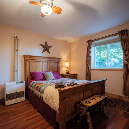 Cozy lodge near town w Stunning Views & Fireplace