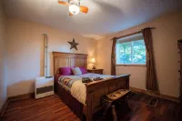 Cozy lodge near town w Stunning Views & Fireplace - 4-Star
