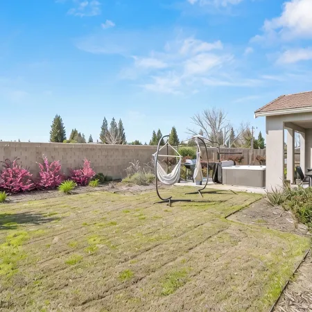 Brand New, Hot Tub, King Suite, BBQ, Fire Pit!
