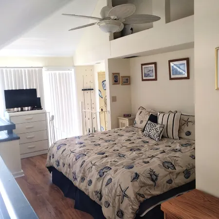 Gorgeous getaway tucked in Eco Village of Sawgrass Landing in Crystal River, Fl.
