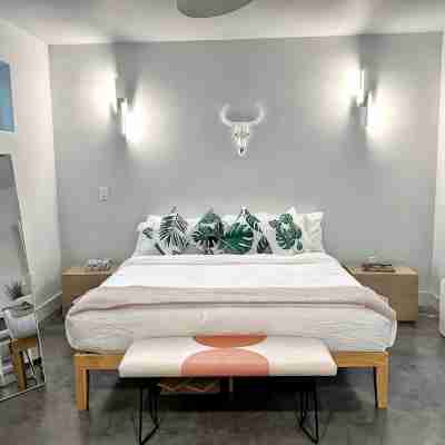 Stunning 'Ranch Modern' + Stars! + Firepit! Rooms