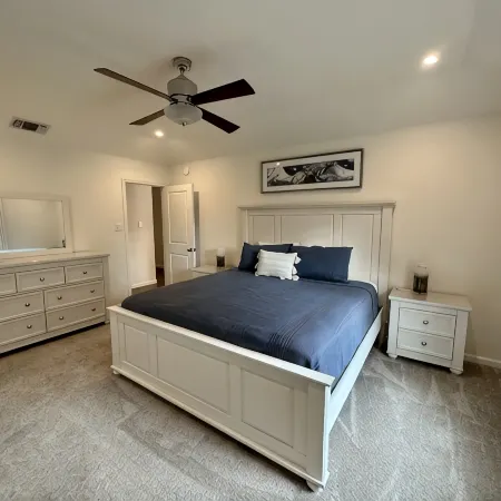 Central, Familial, w/ GAME Room, FIRE Pit, KING Bed ★ 4.6 mi from DFW Airport+