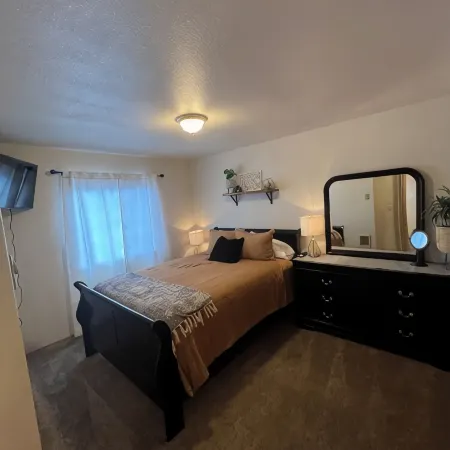 Beautifully furnished 2 bed 1 bath apartment in central location.Sleeps 5