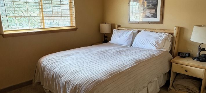 Icicle Village Resort, Luxury Queen Suite Condo. Just 1/2 mile from down town Hotels in Leavenworth