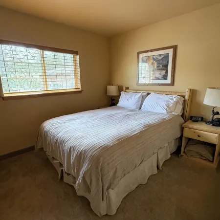 Icicle Village Resort, Luxury Queen Suite Condo. Just 1/2 mile from down town