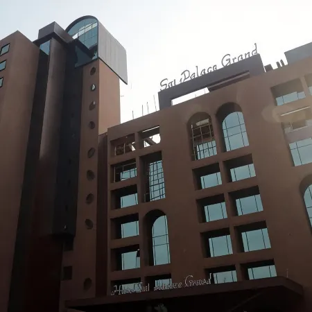 Sai Palace Grand, Malad Отели рядом с достопримечательностью «Пляж Акса»