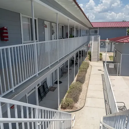 Walk to Beach! King Size Condo!