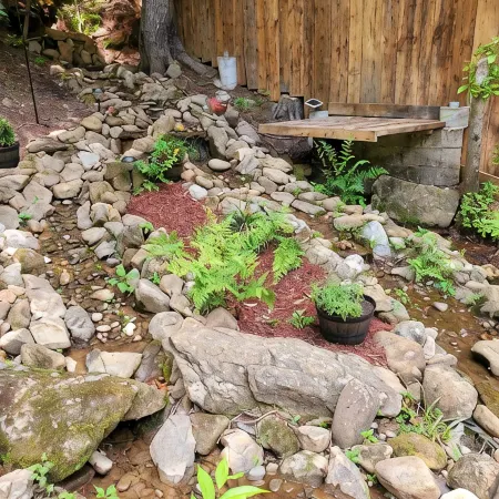 Cozy cabin close to white water rafting, ziplining, hiking & Harrah's casino.