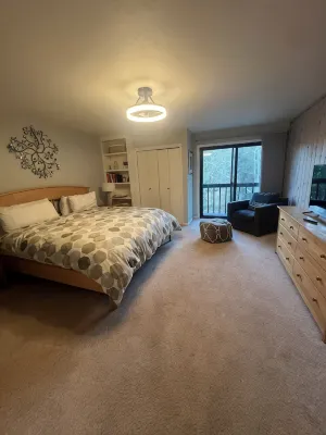Negotiable! Hot tub, new kitchen and master bath. - balcony