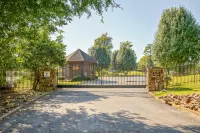 Lake Hamilton Condo - Sleeps 4, Pool, and Hot Tub! - 3-Star