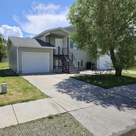 single/multi family 4 bed 2 bath 2 garage