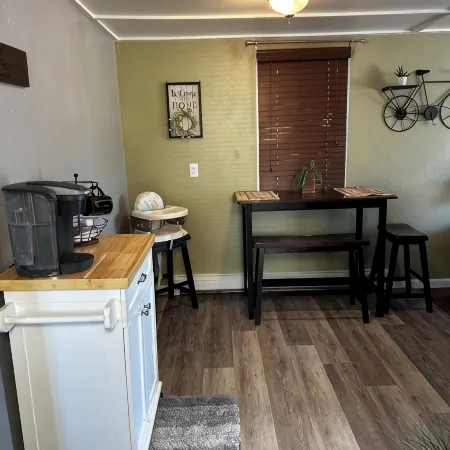Charming cottage minutes away from Downtown
