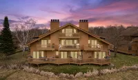 Summer Adventure Retreat - Golf Views, King Beds, Fully Loaded Kitchen! - 4-Star