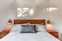 Location, style and space! - Midcentury Modern Home - Steps from Restaurant Row - โฮมสเตย์