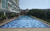 Monochrome Studio Room at Taman Melati Jatinangor Apartment by Travelio - Pools