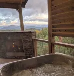 Modern, Cozy Hot Tub, Stunning Views, 3 Fireplaces.Insta-@Mymysticmountainnc. - 4-Star
