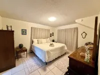 Ocean Views - Boatman’s Beach House! Steps to St. Augustine Beach. Sleeps 10. - 4-Star