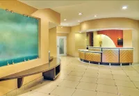 Hawthorn Suites by Wyndham Erie Hotels in Summit Township