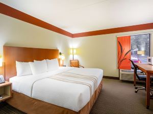 La Quinta Inn & Suites by Wyndham Charlotte Airport North