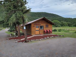 秦努克小屋及房車公園酒店