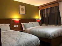 Crosshill House Hotels in Гіффнок