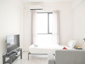 Homey and Well Furnished Studio Sky House Alam Sutera Apartment