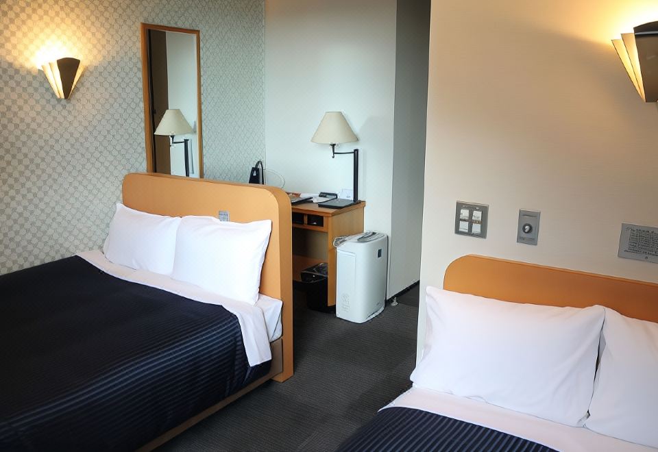 3. HOTEL Li..