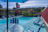 Coachman Inn - Pools