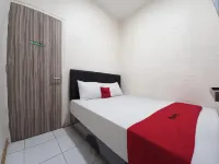 RedDoorz at Luxury Homestay Near Aloha Waru Surabaya Hotel a Gedangan