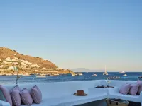 Adorno Beach Hotel and Suites Отели рядом с достопримечательностью «Пляж Орнос»
