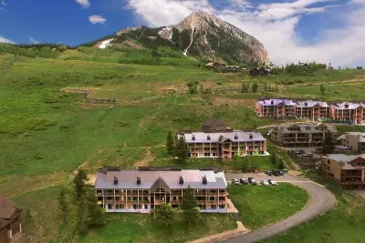 Ski-In/Out Slopeside Mountain 3BR Retreat. Gorgeous Views and Sunsets!