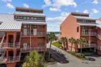 Waterfront 3-bedroom palm beach paradise with a pool on Pensacola Beach