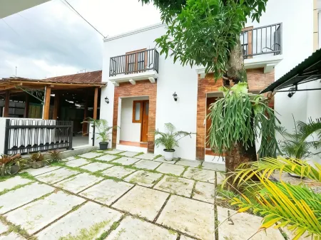 Omah SaM Guesthouse Jogja Отели в г. Umbulharjo