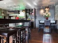 Racecourse Hotel and Motor Lodge Hotels near Dakota Park