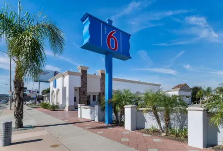 Motel 6 Lomita, CA Отели рядом с достопримечательностью «Пойнт Висент Лайтхаус»