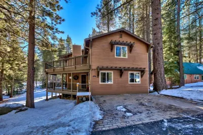 Hot Tub, Gourmet Kitchen and Expansive Decks - Serene Retreat Hôtels à proximité de : Observation Deck Heavenly Ski Resort