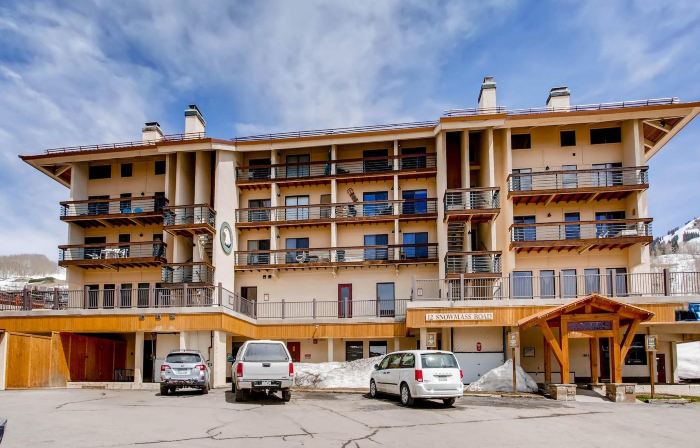 1 Br + Loft with Deck - Sleeps 6 People 1 Bedroom Condo - No Cleaning Fee! by RedAwning