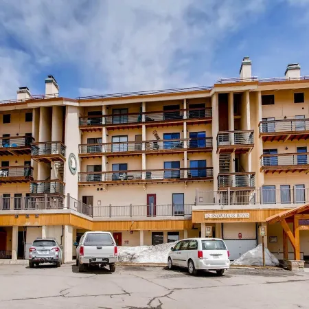 1 Br + Loft with Deck - Sleeps 6 People 1 Bedroom Condo - No Cleaning Fee! by RedAwning