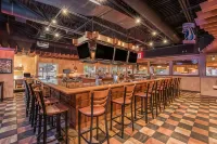 AmericInn & Suites By Wyndham Baraboo Event Center - bar