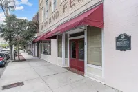 Modern 1BR apartment in the heart of historic downtown Wilmington, NC