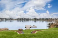 Private Lakefront Urban Oasis. Great Views. Boat, Fish, Jetski, Kayak, or Relax! Các khách sạn ở Spanaway