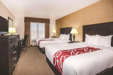 La Quinta Inn & Suites by Wyndham Ely Отели рядом с достопримечательностью «Ely Renaissance Village»